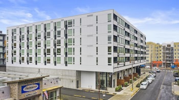 airy and open corner loft 92 walkscore