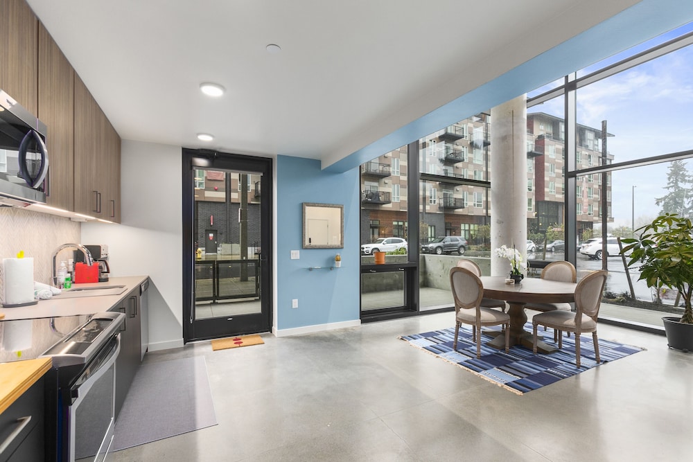 airy and open corner loft 92 walkscore