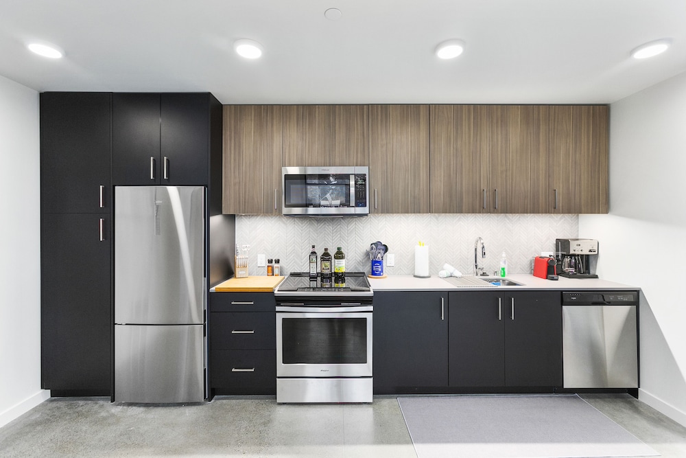 airy and open corner loft 92 walkscore