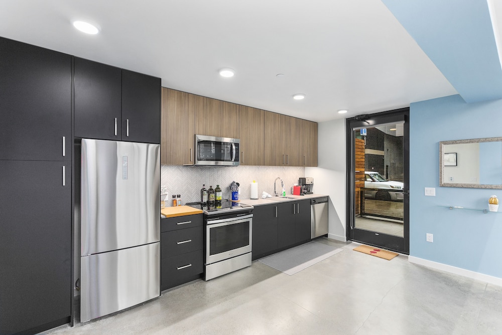 airy and open corner loft 92 walkscore