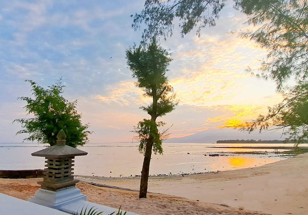 gili beachfront suites