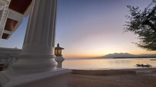 gili beachfront suites