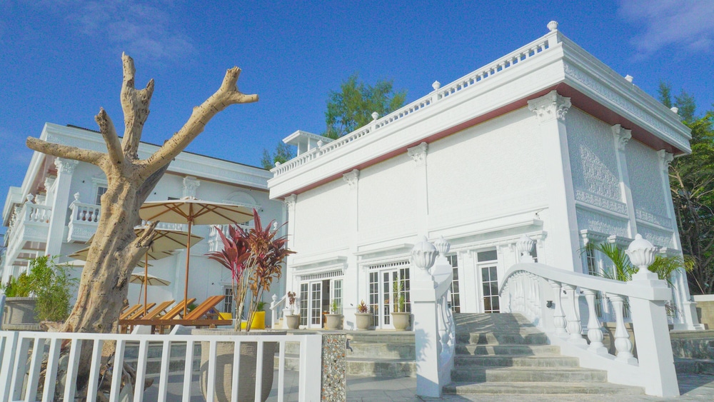 gili beachfront suites
