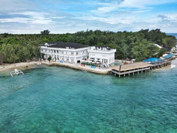 gili beachfront suites
