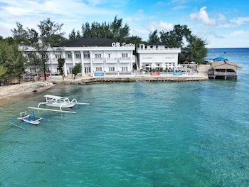 gili beachfront suites