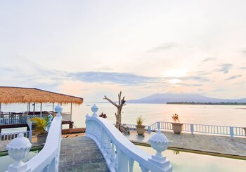 gili beachfront suites