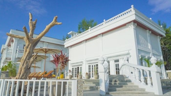 gili beachfront suites