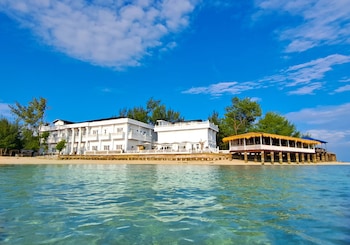 gili beachfront suites