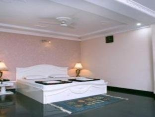 Hotel Mahadeva Regency,The Mall,3 star