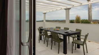 akali apartment airport by airstay