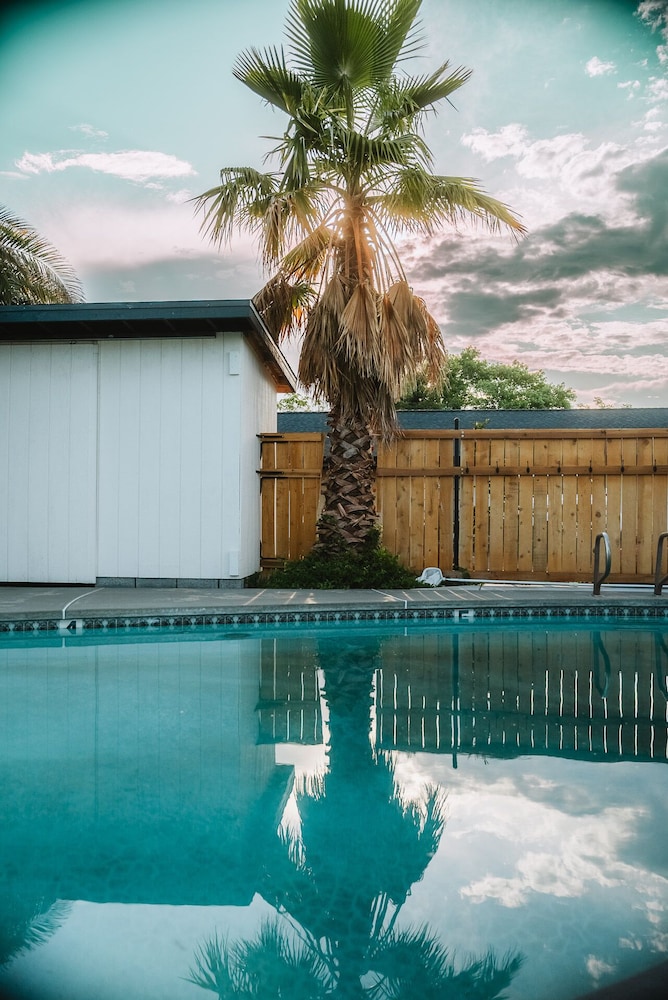triangle motel