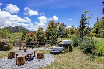 container and hobbit glamping