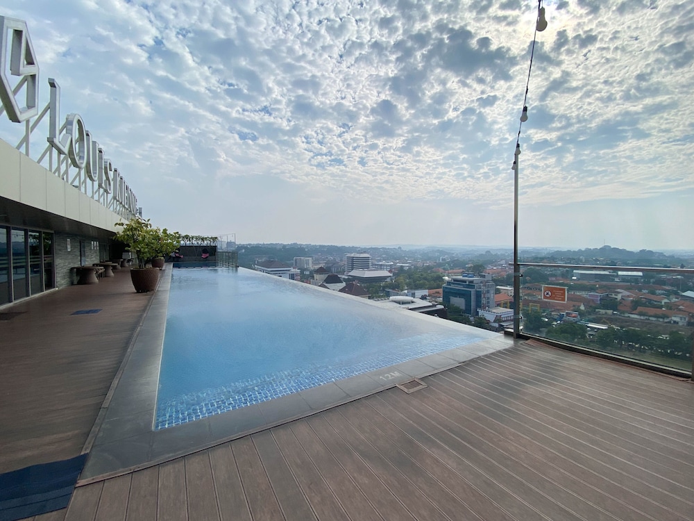 nice and elegant studio apartment at warhol w r residence