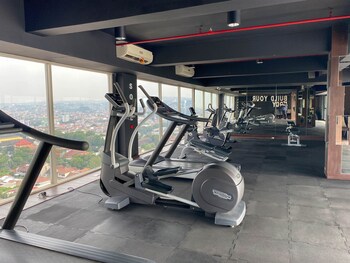 nice and elegant studio apartment at warhol w r residence