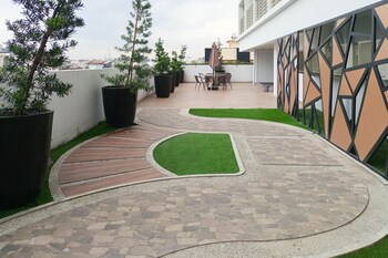 simply look studio at 21st floor de prima apartment