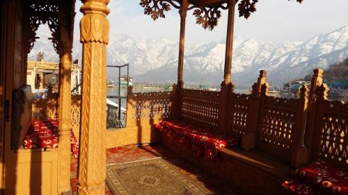 jacqueline houseboat