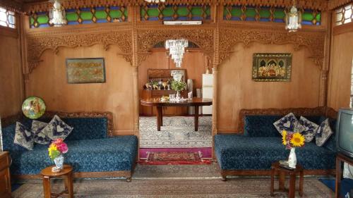 jacqueline houseboat