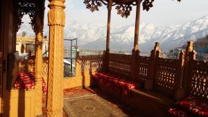 jacqueline houseboat