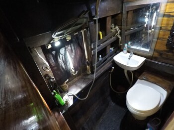komodo pirate boat phinisi liveaboard