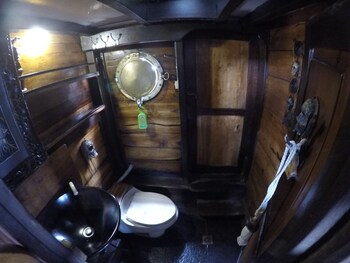 komodo pirate boat phinisi liveaboard