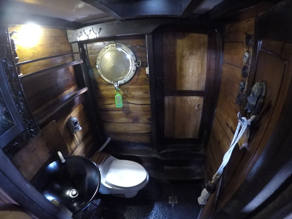 komodo pirate boat phinisi liveaboard
