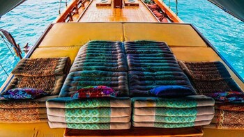 komodo pirate boat phinisi liveaboard