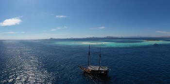 komodo pirate boat phinisi liveaboard