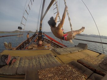 komodo pirate boat phinisi liveaboard