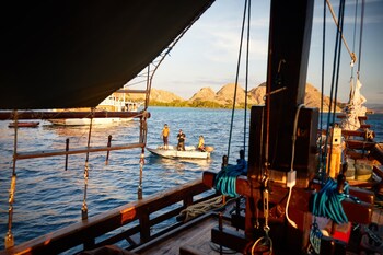 komodo pirate boat phinisi liveaboard