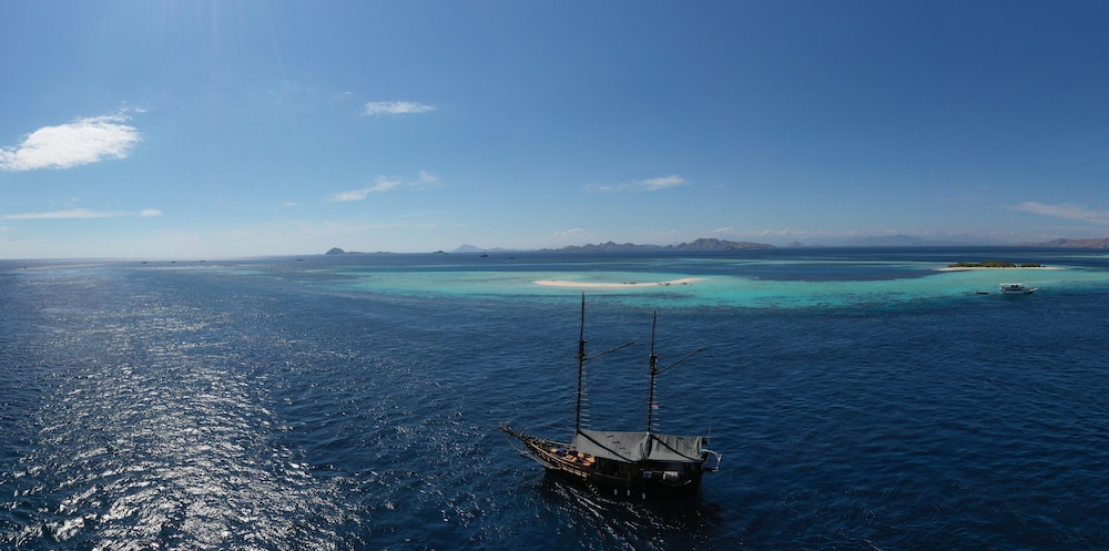 komodo pirate boat phinisi liveaboard