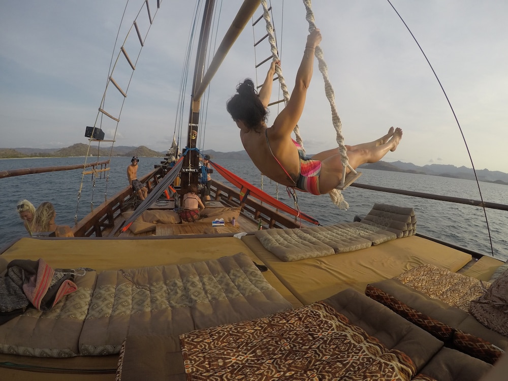 komodo pirate boat phinisi liveaboard