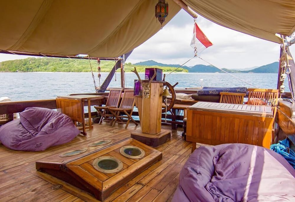 komodo pirate boat phinisi liveaboard