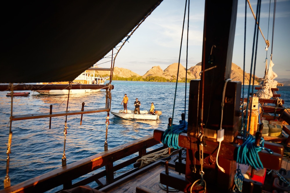 komodo pirate boat phinisi liveaboard