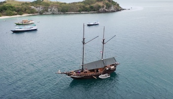 komodo pirate boat phinisi liveaboard