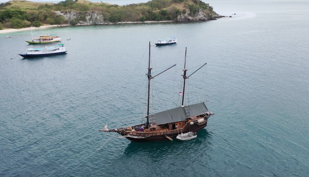 komodo pirate boat phinisi liveaboard