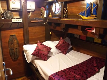 komodo pirate boat phinisi liveaboard