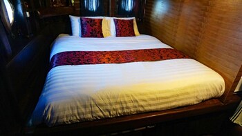 komodo pirate boat phinisi liveaboard