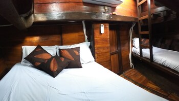 komodo pirate boat phinisi liveaboard