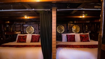 komodo pirate boat phinisi liveaboard