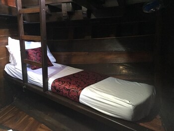 komodo pirate boat phinisi liveaboard