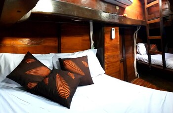 komodo pirate boat phinisi liveaboard