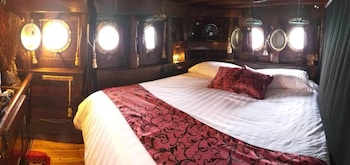 komodo pirate boat phinisi liveaboard