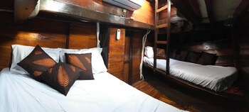 komodo pirate boat phinisi liveaboard