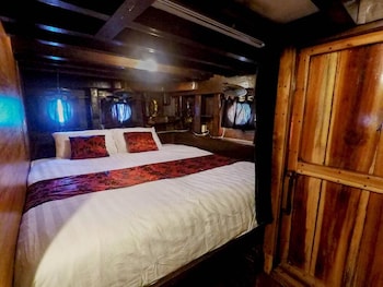 komodo pirate boat phinisi liveaboard