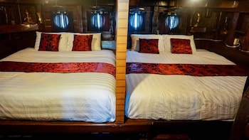 komodo pirate boat phinisi liveaboard