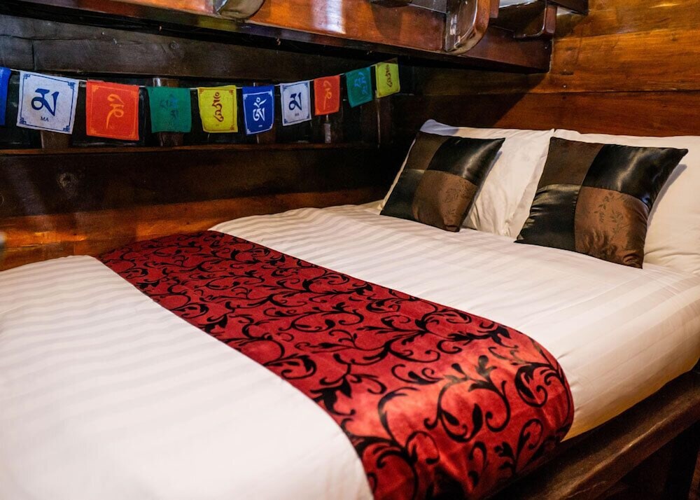 komodo pirate boat phinisi liveaboard