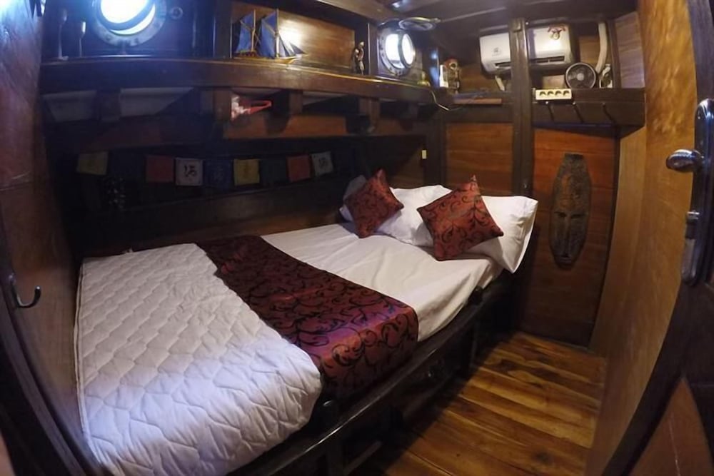 komodo pirate boat phinisi liveaboard