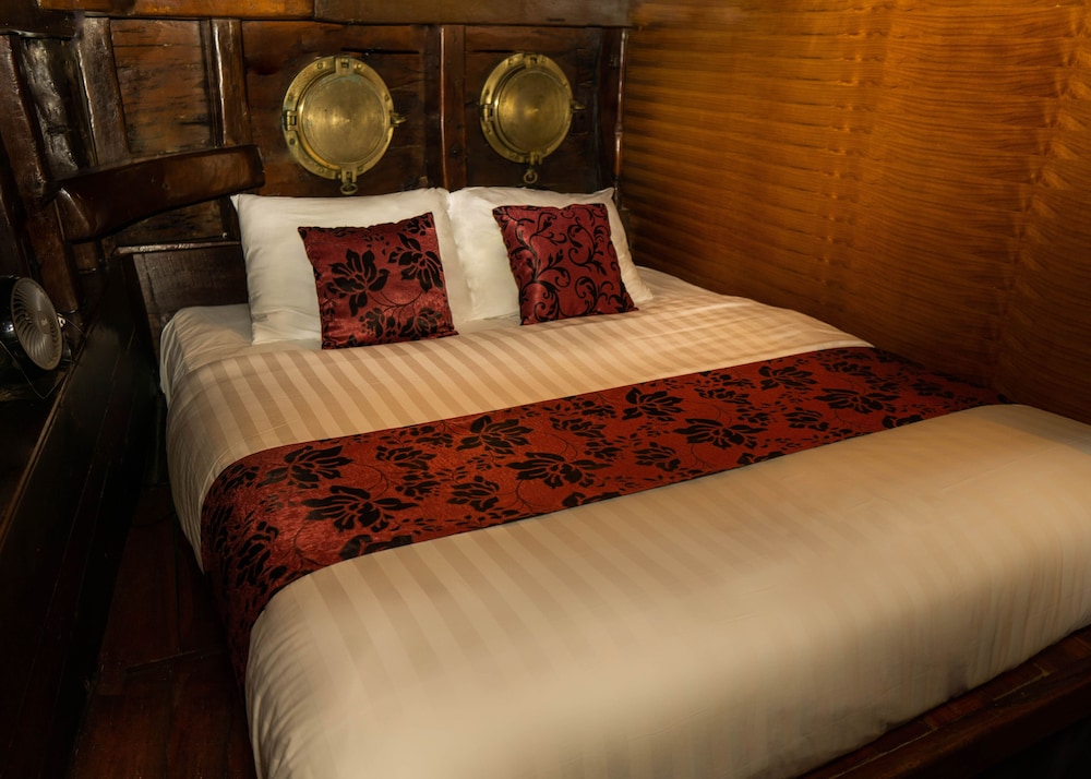 komodo pirate boat phinisi liveaboard