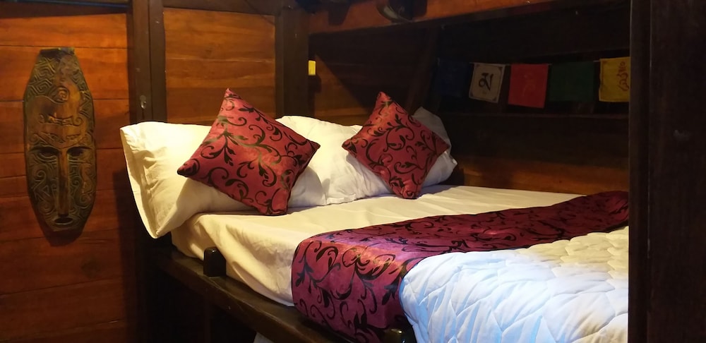 komodo pirate boat phinisi liveaboard