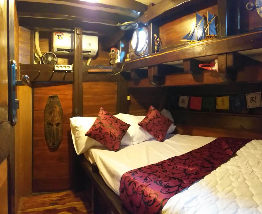 komodo pirate boat phinisi liveaboard